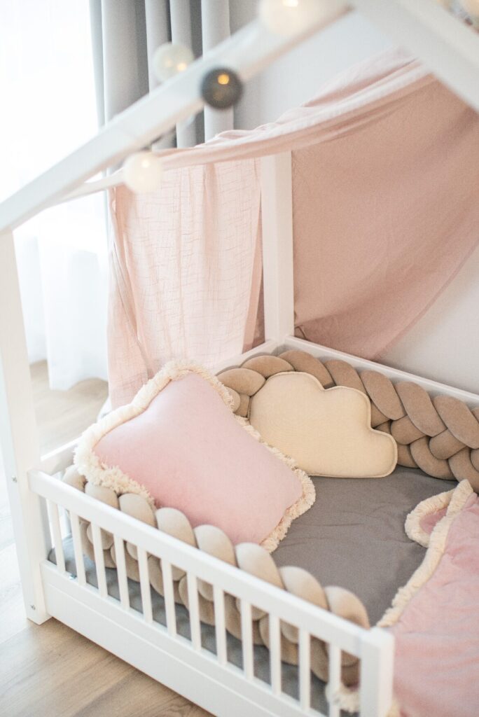 łóżko domek z ochraniaczami warkocz